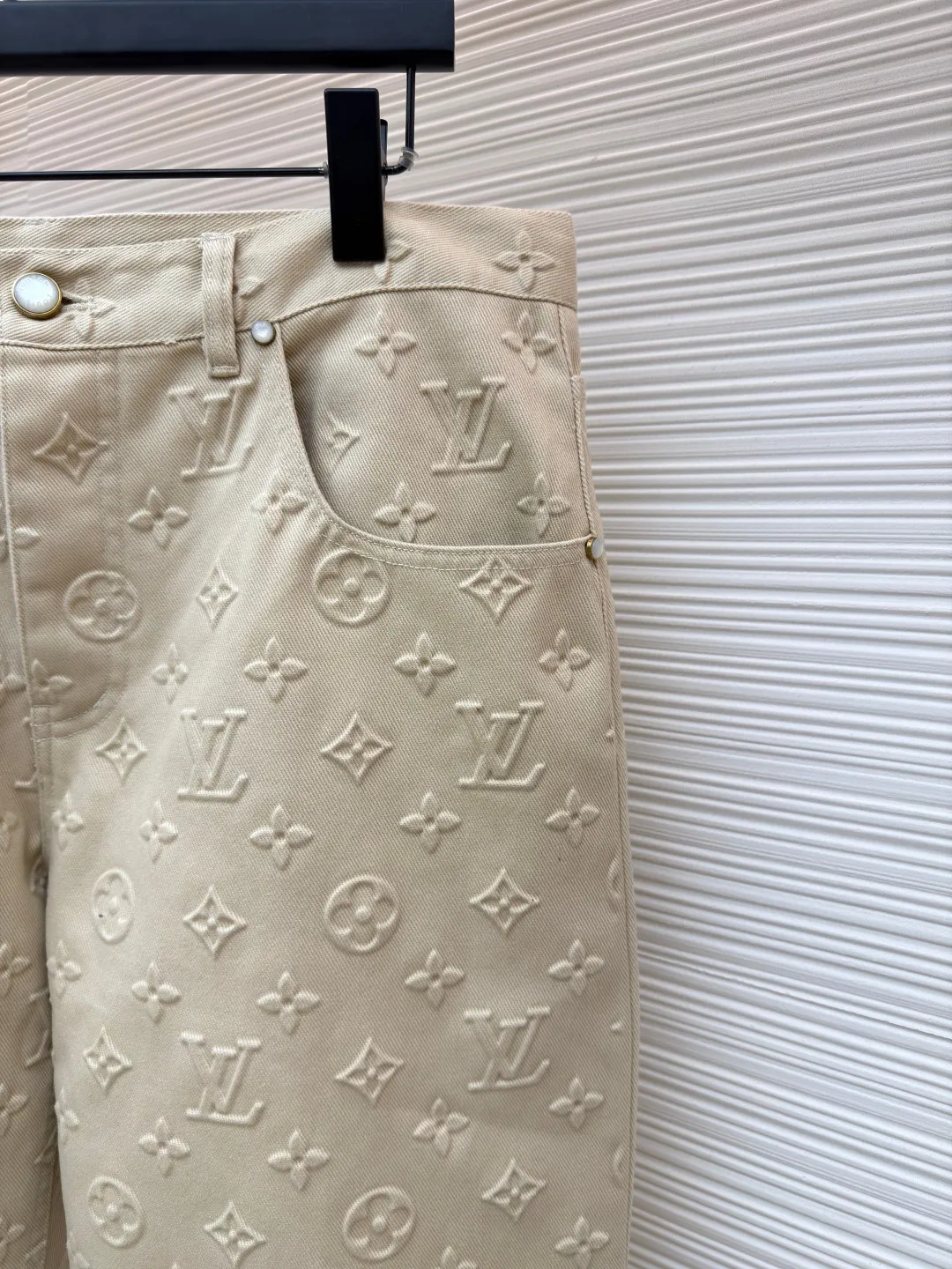 LOUIS VUITTON fully embossed denim trousers ●Original version: Purchased and developed by 16599 ●Item number: 1680985-B75 ●Fabric: Denim denim fabric ●Technology: embossed embossing ●Version: fitted version ●Weight: about 940 grams ●Size: S-M-L-XL ●Description: Made of customized denim fabric, monogram three-dimensional embossing all over, classic brand logo pattern on the front and back, brown brand embossed leather tag on the back waist, white engraved beaded buttons, and white beaded nails on the pockets. It can be matched with tops of the same season to create a fashionable look. Customized accessories, complete with three labels, same style for men and women!
